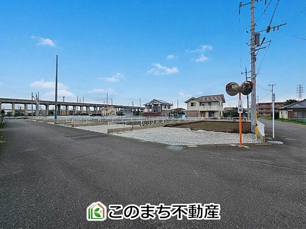 前面道路も広くお車の出し入れもスムーズに行えます☆