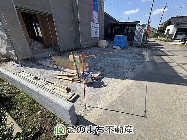 【建設中写真】お車を横並びに駐車可能です。