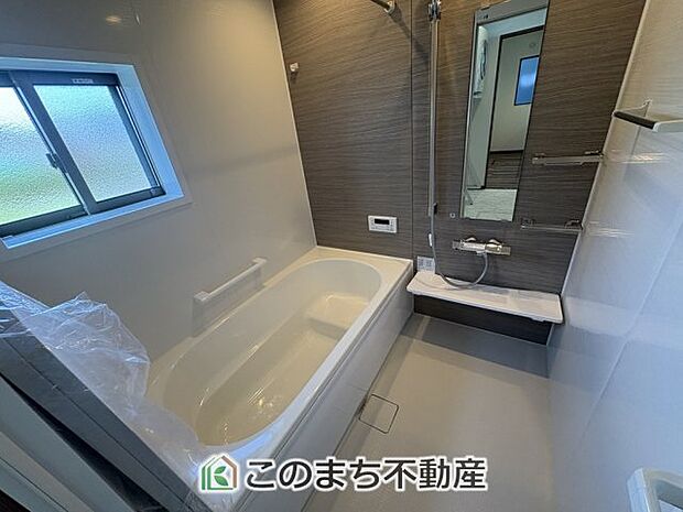 【風呂】同社施工例※クロスや建具その他仕様が異なる場合がございます お風呂は足を延ばしてゆったり入浴できる広々1坪タイプ☆