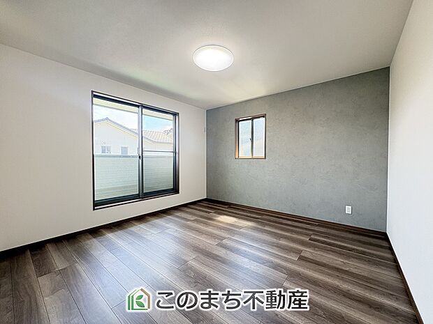 【洋室】同社施工例※クロスや建具その他仕様が異なる場合がございます 窓が多く明るい室内が好印象☆