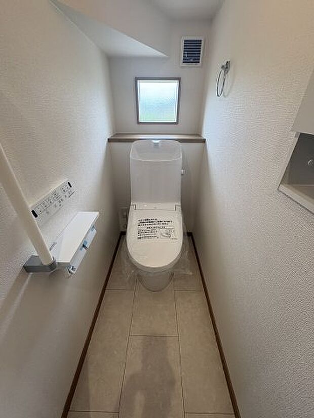 【トイレ】同社施工例※クロスや建具その他仕様が異なる場合がございます 清潔感のあるシャワートイレ☆窓が有り換気もラクラク行えます☆
