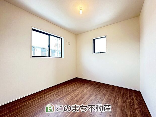 【洋室】2面採光の明るい室内☆