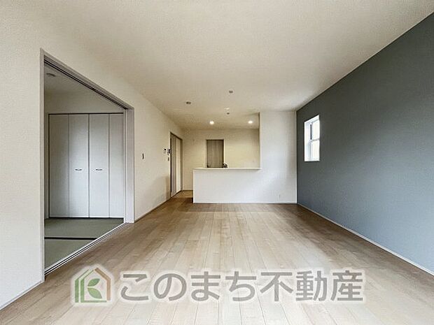【居間・リビング】開放感のある大きなリビング♪陽の光がご家族の団らんを明るく照らします♪
