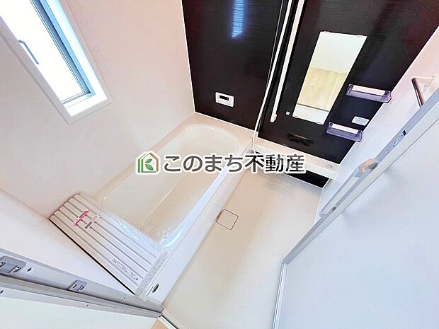 【風呂】同社施工物件写真。※建具やフローリング、その他仕様が異なる場合がございます。広々とした一坪タイプのバスはお子様と入っても余裕のある広さになっております!