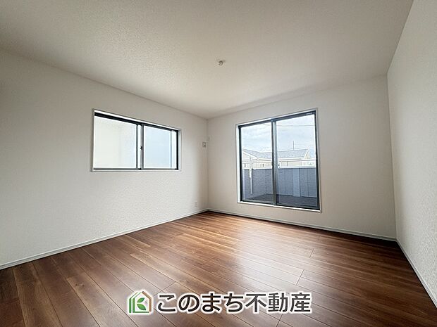 【洋室】窓が多く明るい室内が好印象☆