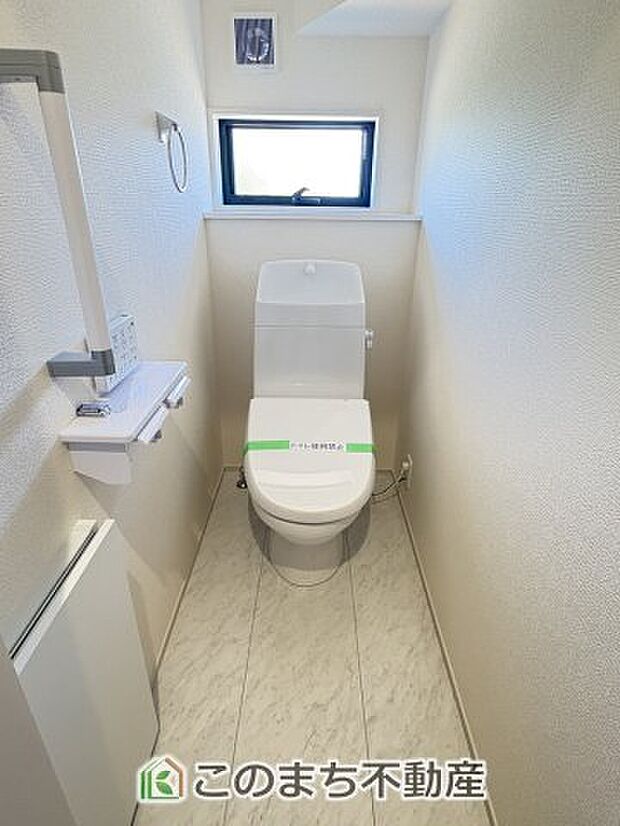 【トイレ】1・2階トイレは窓付きで換気も◎