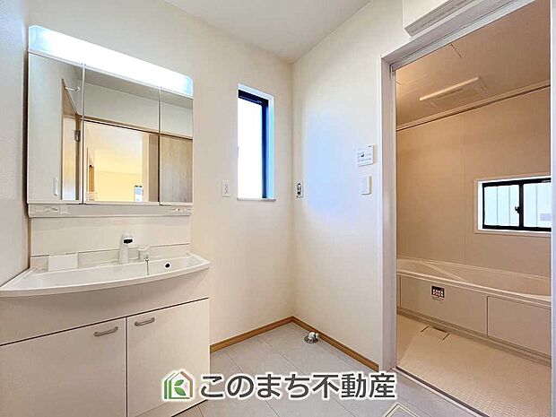 【洗面】同社施工物件写真。※建具やフローリング、その他仕様が異なる場合がございます。
