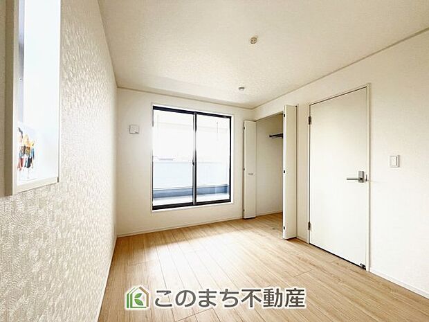 【洋室】同社施工物件写真。※建具やフローリング、その他仕様が異なる場合がございます。