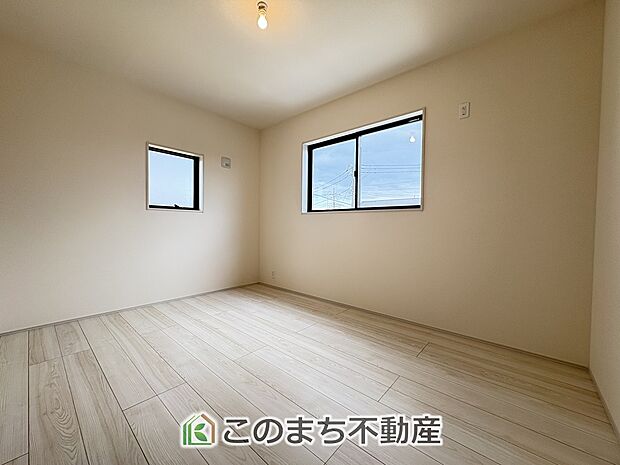 【洋室】窓から暖かな日差しが差し込みます♪