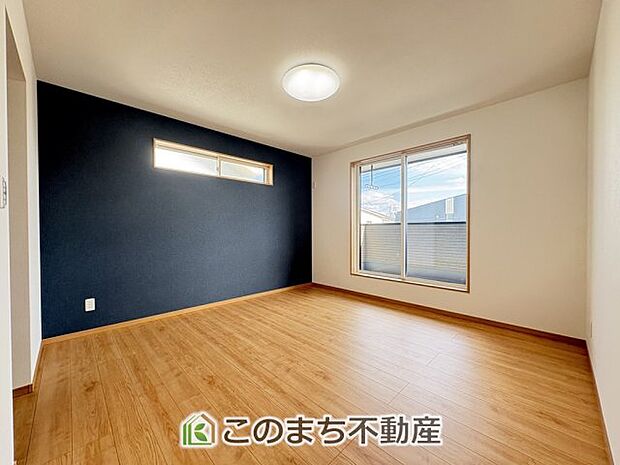 【洋室】窓が多く明るい室内が好印象☆