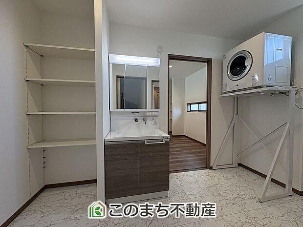 【洗面】一度使うと手放せない乾太くん備付♪伸びるホースのシャワー洗面台で朝の身支度や洗面台のお掃除もラクラク♪