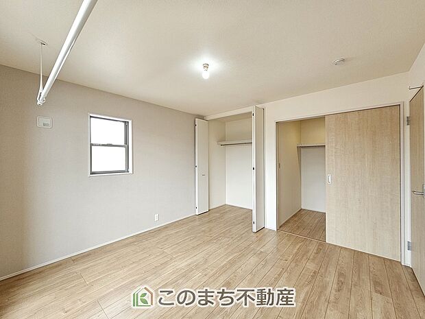 【洋室】窓が多く明るい室内が好印象☆