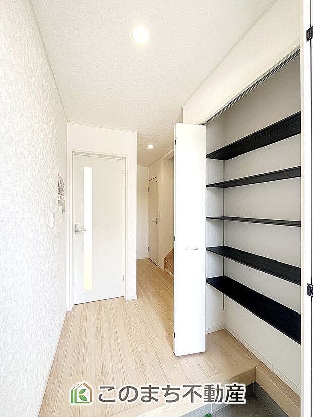 【玄関】同社施工物件写真。※建具やフローリング、その他仕様が異なる場合がございます。