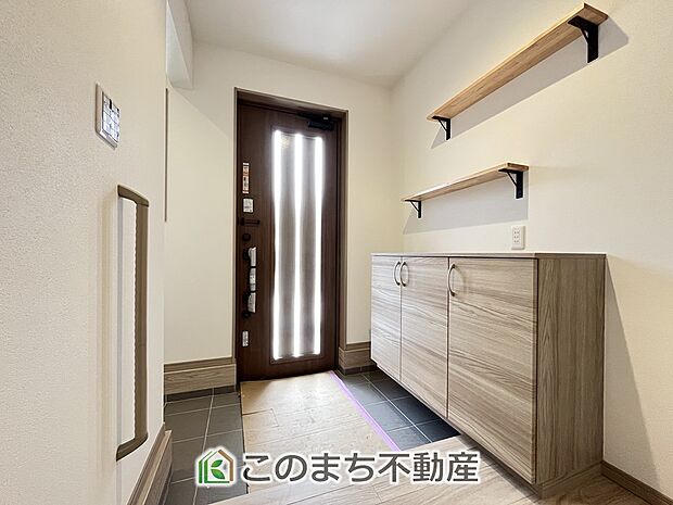 【玄関】収納が豊富な広々とした玄関スペース☆