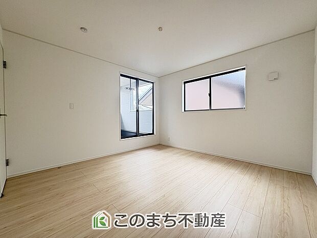 【洋室】窓が多く明るい室内が好印象☆