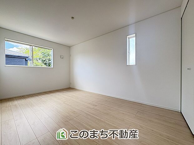【洋室】窓が多く明るい室内が好印象☆