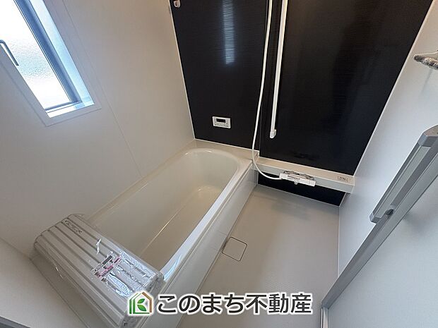 【風呂】お風呂は足を延ばしてゆったり入浴できる広々1坪タイプ☆ ばして入浴できる広々とした1坪タイプのお風呂☆