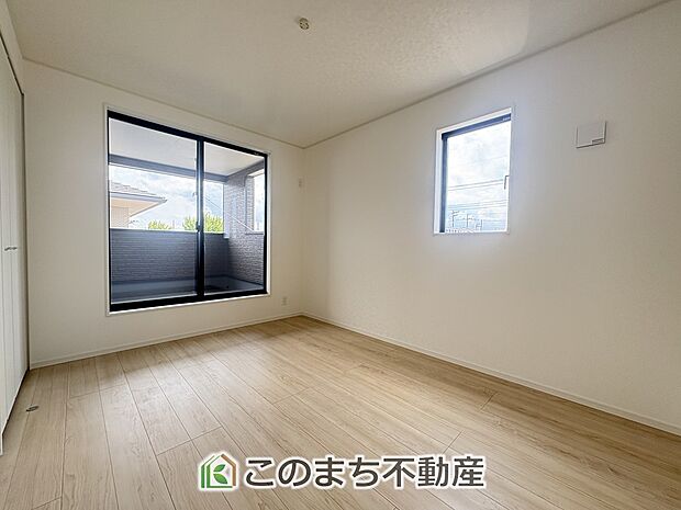 【洋室】窓が多く明るい室内が好印象☆