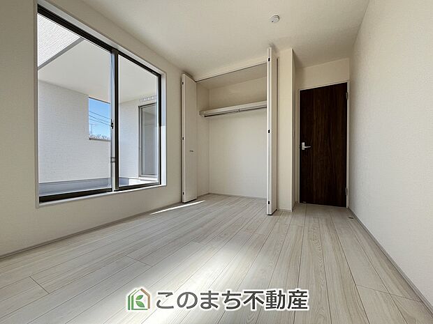 【洋室】同社施工物件写真。※建具やフローリング、その他仕様が異なる場合がございます。