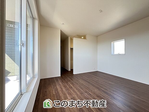 【洋室】同社施工物件写真。※建具やフローリング、その他仕様が異なる場合がございます。