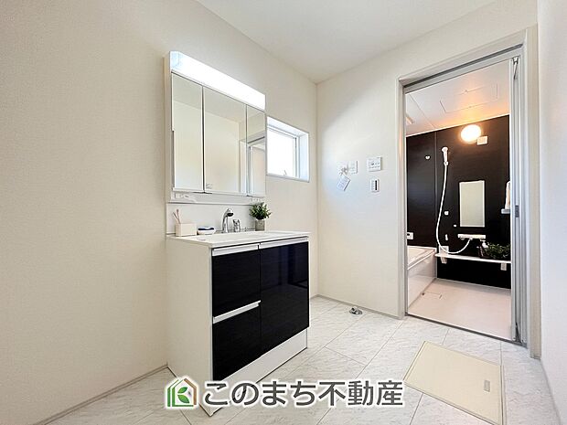 【洗面】同社施工物件写真。※建具やフローリング、その他仕様が異なる場合がございます。