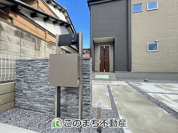【玄関】玄関周りは家の顔！スタイリッシュな門袖が特徴です！ 