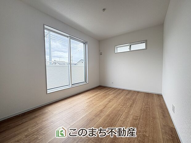 【洋室】窓が多く明るい室内が好印象☆