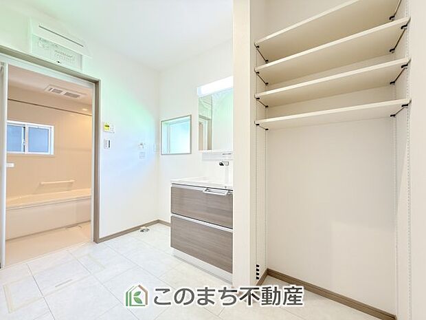 【洗面】伸びるホースのシャワー洗面台で朝の身支度や洗面台のお掃除もラクラク♪