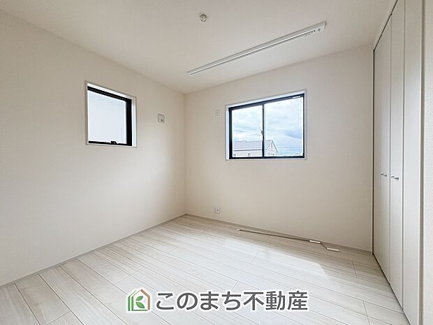 【洋室】窓が多く明るい2階洋室☆