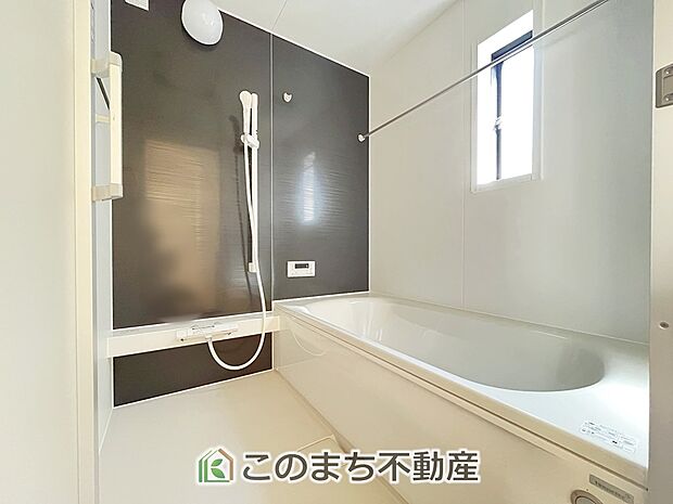 【風呂】雨の日の洗濯も安心♪換気乾燥暖房機を完備した1坪サイズのシステムバスです！ 