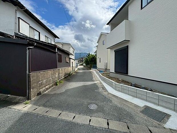 前面道路:西側4m、南東側4mに面しています。西鉄バス「仙道」停:徒歩約10分!