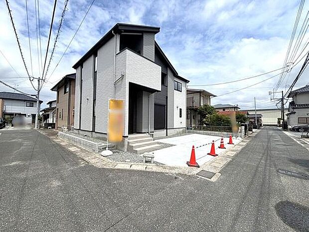 前面道路：北西4ｍ、南西4ｍ
開放的な角地に立地！前面道路約4mで見通しも良好です♪