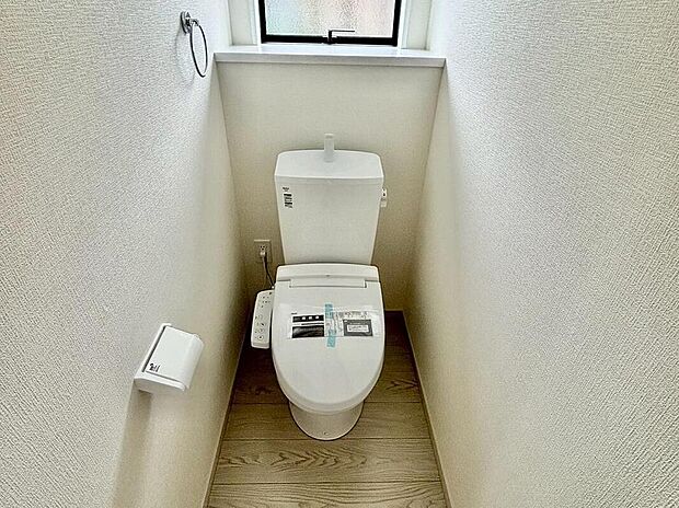 【トイレ】2号棟
ウォシュレット付きトイレです。1階2階の2ヶ所にトイレがあるので、忙しい朝にもゆとりができますね^^
温水洗浄便座リモコン付き。