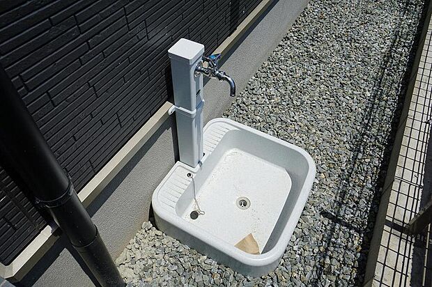 【その他】洗車や外構周りのお掃除に何かと便利な外水栓。