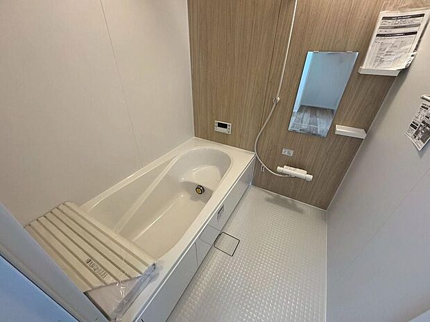 【浴室】1日の疲れを癒すくつろぎのバスルーム。足を伸ばしてもゆったりと入れるサイズです。お子様と一緒にお風呂に入っても狭くないですね^^