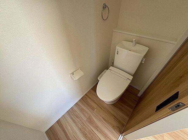 【トイレ】ウォシュレット付きトイレです。1階2階の2ヶ所にトイレがあるので、忙しい朝にもゆとりができますね^^