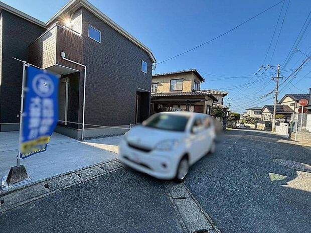 【前面道路含む現地写真】前面道路:東側6m
前面道路は6mと広々としているので、駐車も楽々できますね^^