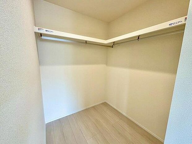 【収納】ウォークインクローゼット付き^^ハンガーパイプ下にボックスを置いて、枕棚を活用して、たっぷりと収納できそうです^^