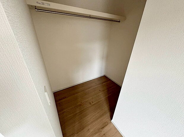 【ウォークインクローゼット】収納量たっぷりのウォークインクローゼット。ハンガーパイプ付で散らかりがちな洋服類もきれいに整理できます。
