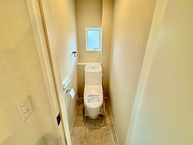 【トイレ】1階2階の2ヶ所にトイレがので、忙しい朝にも家族に気を使わず、ゆとりが生まれますね^^小窓付きで換気する時に便利です^^