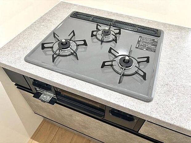【1号棟_コンロ】3種類の料理が同時に調理できる、3口ガスコンロ。忙しい朝食やお弁当作りも効率良くお料理できますね^^