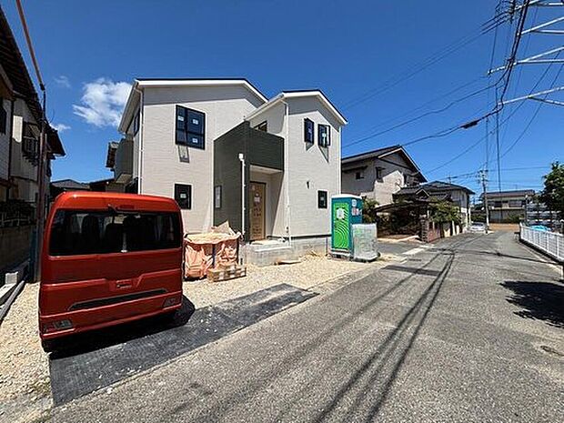 【現地（2026年7月）撮影】前面道路、北側4.7ｍ、東側4.6～5.2ｍに面しています。小・中学校、スーパー・コンビニ徒歩10分圏内。