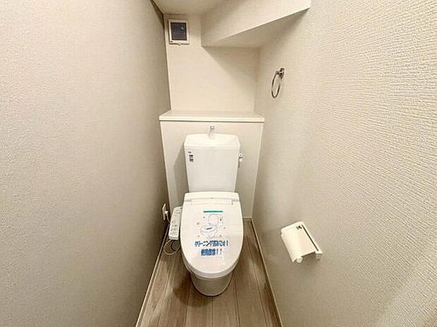 【トイレ】ウォシュレット付きトイレです。1階3階の2ヶ所にトイレがあるので、忙しい朝にもゆとりができますね^^
温水洗浄便座リモコン付き。