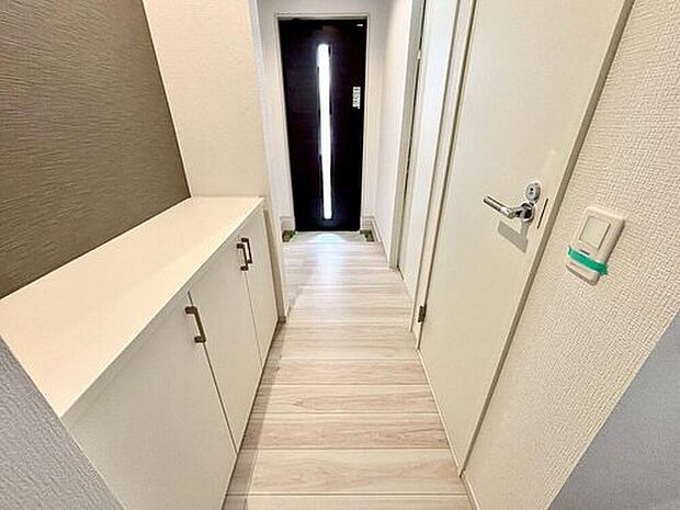 【玄関】広々とした明るい玄関ホールには収納を完備♪
靴や小物を整理しやすく、いつでも整った空間を保てます^^