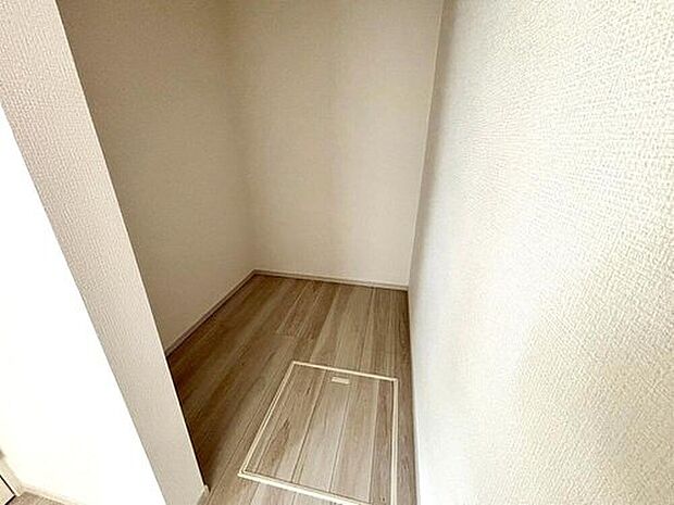 【収納】1階 洋室にはウォークインクローゼット付き♪季節ごとのお洋服全てを収納できるので、衣替えも楽になりますね^^