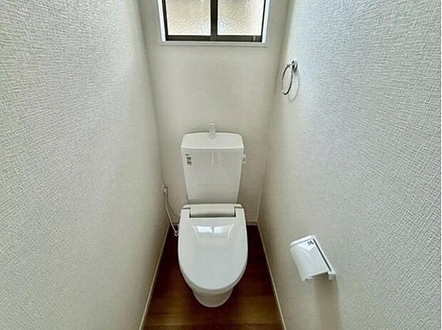 【3号棟。】窓付きのトイレは換気もしやすく清潔に使えます^^ウォシュレット、暖房便座、節電・節水機能など、使い勝手のよい高機能トイレです。