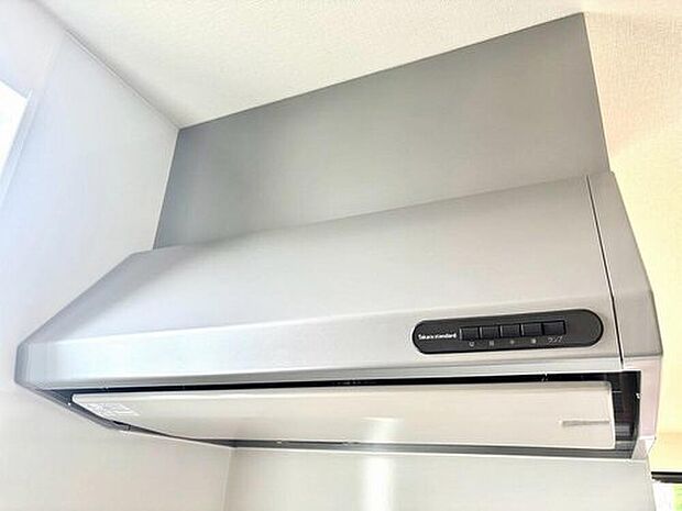 【キッチン】1号棟
コンロ上には換気扇完備^^すぐ横に小窓が設けられているので、換気扇と合わせてWで換気できます^^