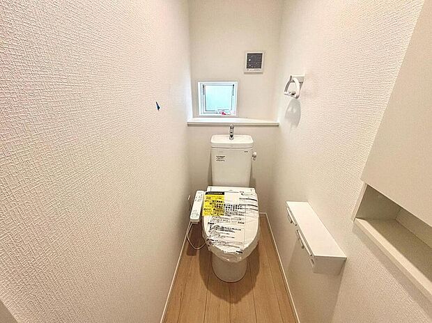 【トイレ】2号棟
窓付きのトイレは換気もしやすく清潔に使えます^^ウォシュレット、暖房便座、節電・節水機能など、使い勝手のよい高機能トイレです。