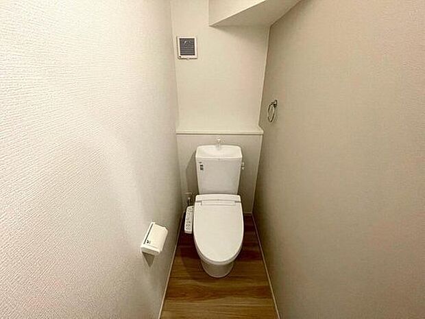 【トイレ】1号棟
ウォシュレット付きトイレです。1階2階の2ヶ所にトイレがあるので、忙しい朝にもゆとりができますね^^
温水洗浄便座リモコン付き。
