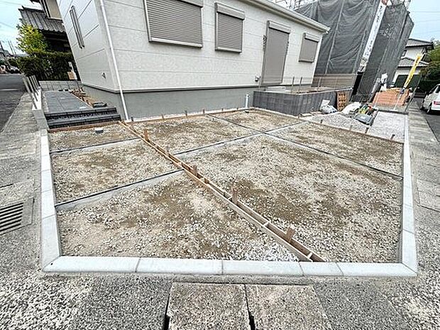 【駐車場】3台まで並列駐車することができます。急な来客時や、お子様が成人して車を所有するようになっても安心ですね＾＾